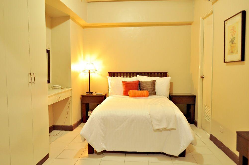 Oyo 103 Artina Suites Hotel Makati City ภายนอก รูปภาพ